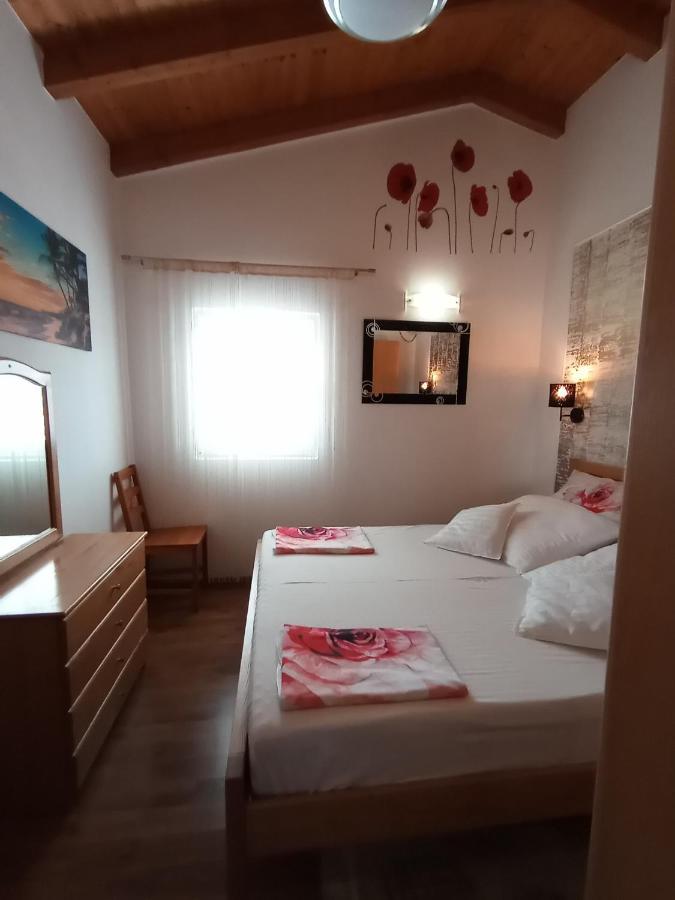 2 Ivanković * Stari Grad (Hvar)