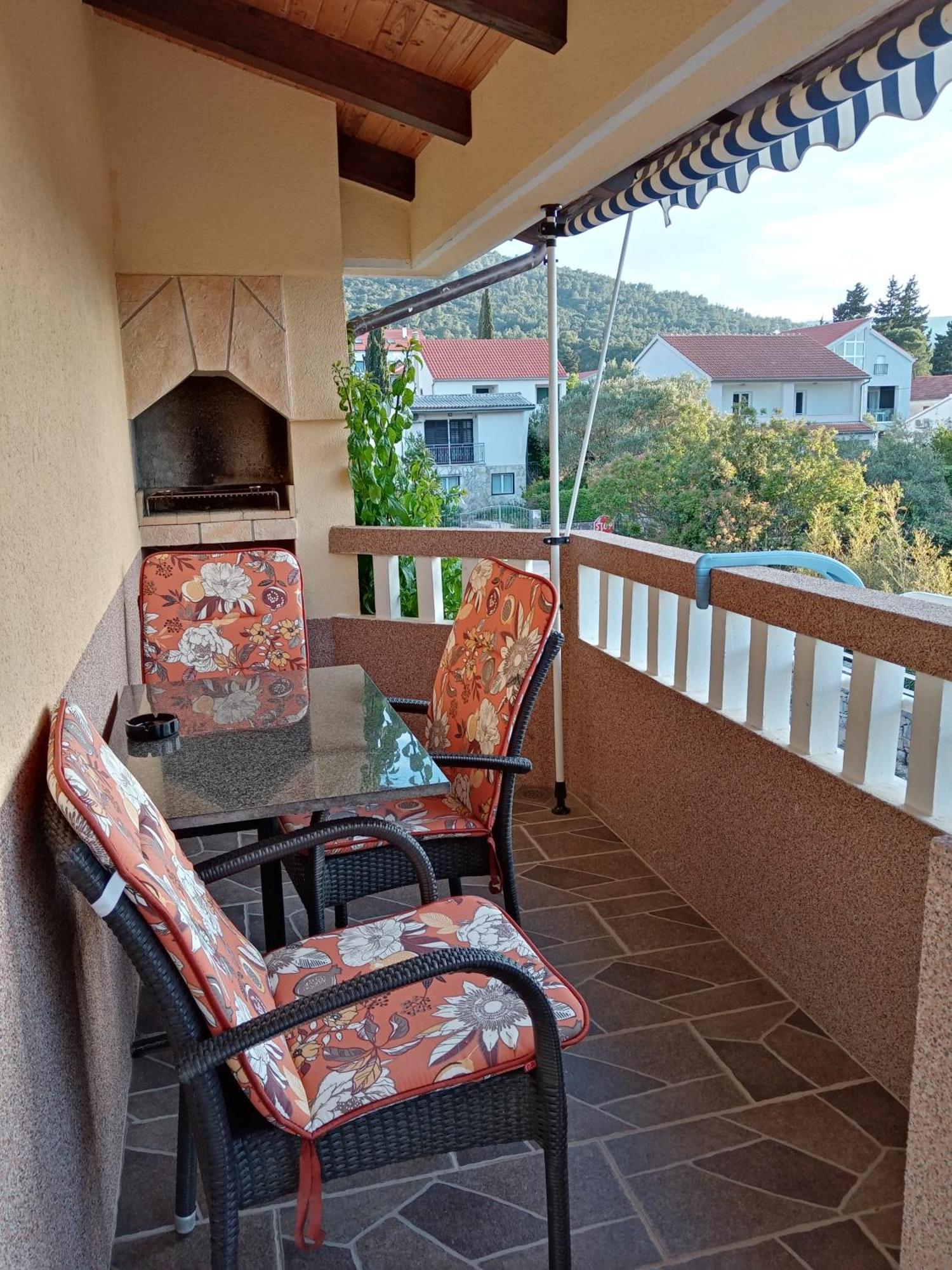 2 Ivanković Stari Grad (Hvar)